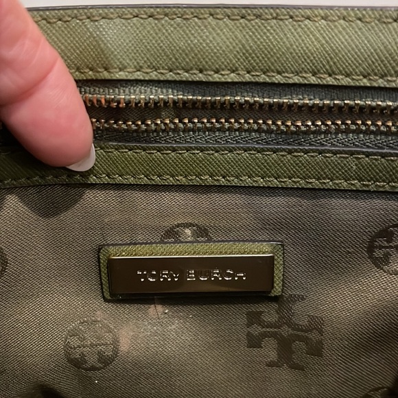 A cute Tory Burch Robinson convertible bag - Picture 16 of 16